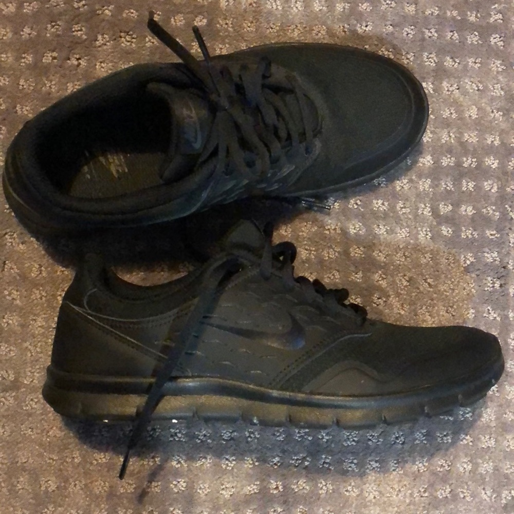 Black nike running shoes